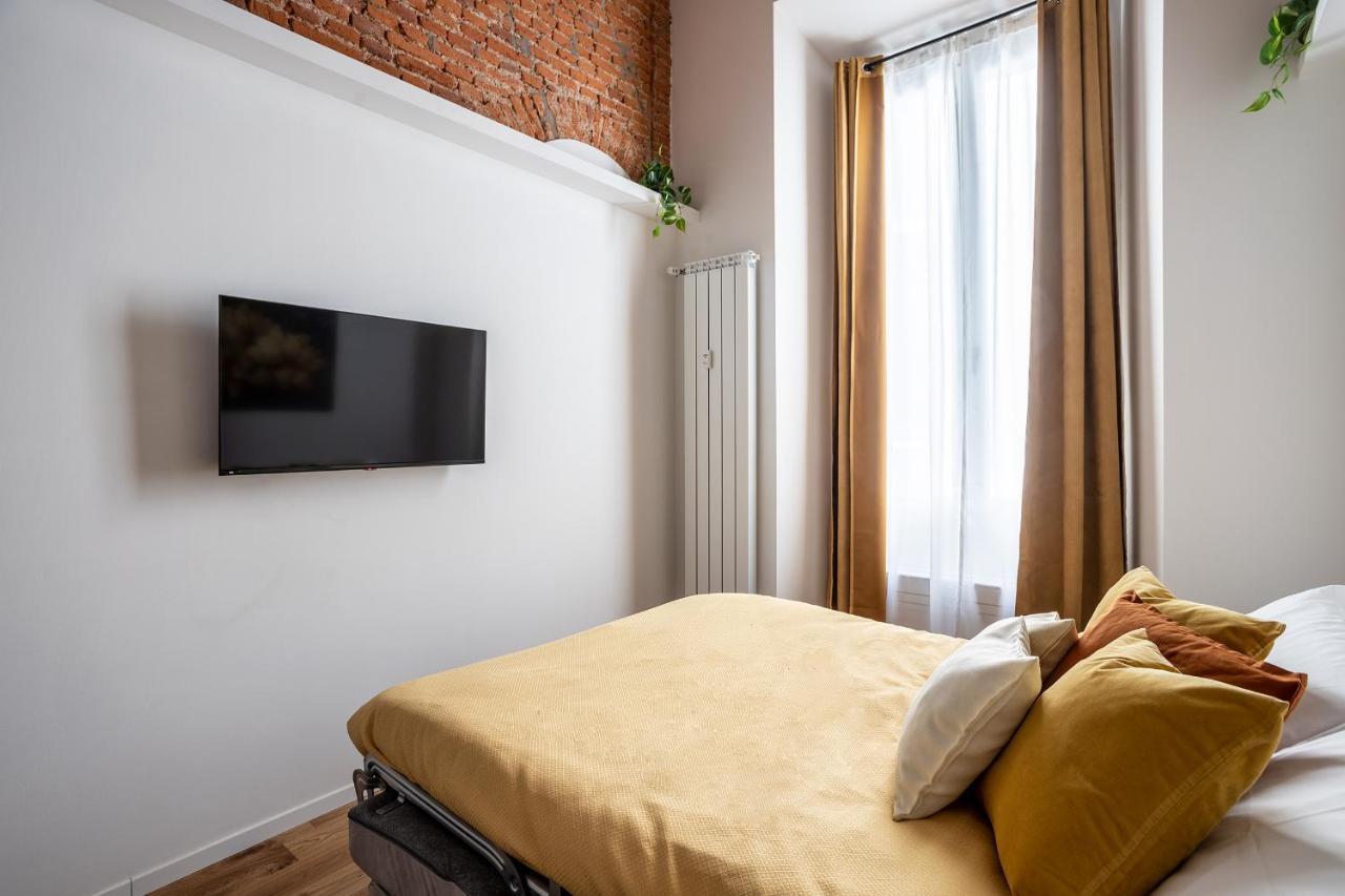 Milano City Apartments - Duomo Brera - Elegant Suite In Design District Bagian luar foto