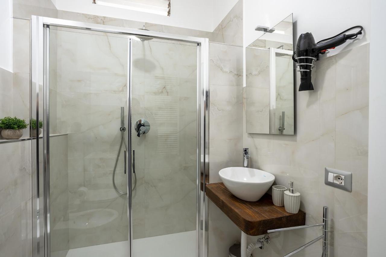 Milano City Apartments - Duomo Brera - Elegant Suite In Design District Bagian luar foto