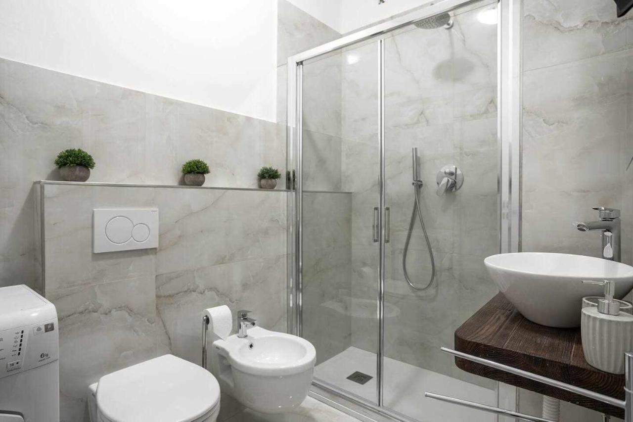 Milano City Apartments - Duomo Brera - Elegant Suite In Design District Bagian luar foto
